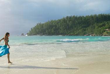 enfoui dans la vgtation tropicale et bord par une trs belle plage de sable blanc.