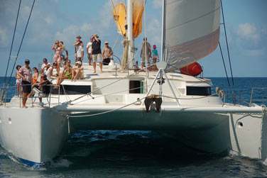 L'quipage est compos de 4 personnes (capitaine, cuisinier, marin, steward) parfaitement bilingues Franais/Anglais