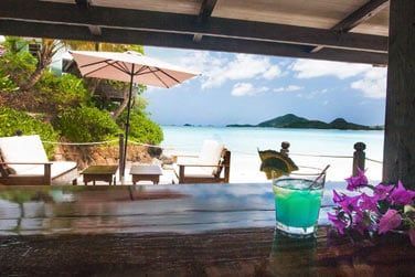 Le bar de plage pour siroter un cocktail face au lagon