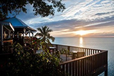 Le soir venu, profitez du deck pour admirer les fabuleux couchers de soleil