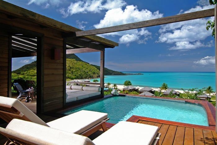 La terrasse de la Suite Hillside avec piscine