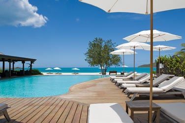 Relaxez-vous au bord de la piscine