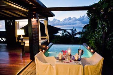 Pour un moment romantique, optez pour un dner aux chandelles sur la terrasse de votre suite