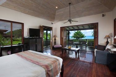 Intrieur des Suites front de mer donnant accs  une terrasse avec vue sur la mer