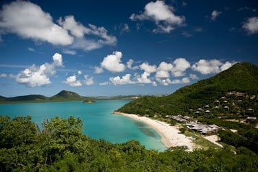 Un panorama magnifique entre crin de verdure, plage de sable blanc et lagon turquoise