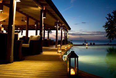 Le restaurant de l'htel se situe au bord de la piscine et  deux pas de la mer