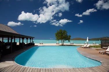 La piscine se situe face  la mer et est adjacente au restaurant