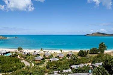 L'htel Hermitage Bay est situ en bordure d'une trs belle plage de sable blanc