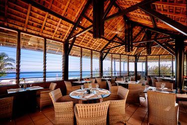 Ce restaurant est situ  ct de la piscine et offre une vue imprenable sur la baie de Saint-Leu