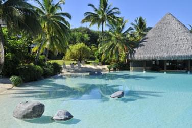 Magnifique vue de la piscine  fond de sable