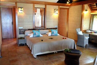 Voici le bungalow jardi net son architecture typiquement polynsienne.