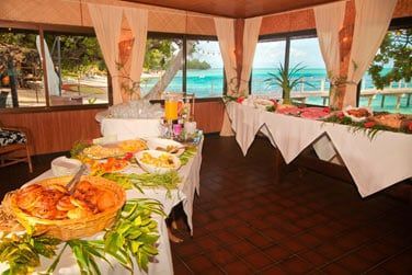 Restaurant Te Nahe o fruits tropicaux et autres produits locaux vous attendent pour le petit-djeuner...