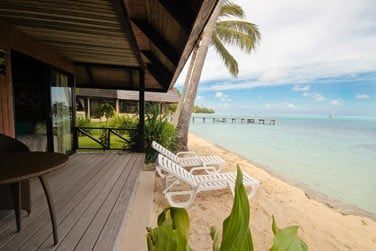 Le bungalow surplombe la plage, face au lagon..