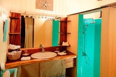 Salle de bain (tout aussi colore) du Bungalow Jardin Kokone