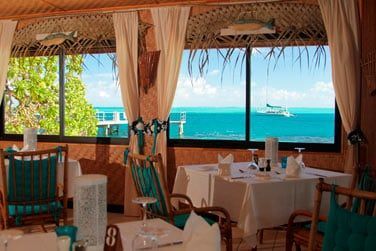 Restaurant La Paillotte offrant une belle vue sur le lagon