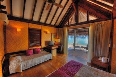 Petit coin salon donnant sur une terrasse face  la mer