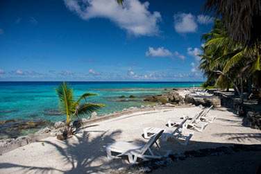Le petit bain de soleil en front de mer face au lagon turquoise