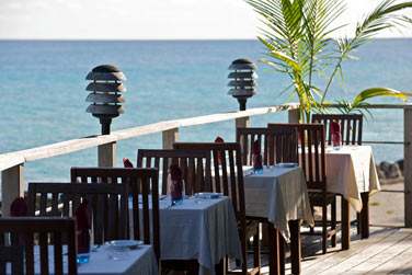 Possibilit de se restaurer avec la vue sur le lagon...