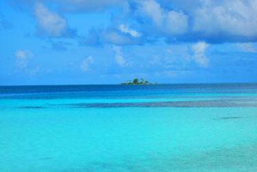 avec le bleu turquoise de son lagon