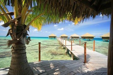 Ponton d'accs aux bungalows sur pilotis