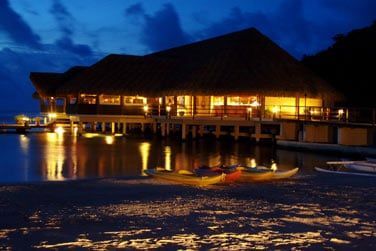 Dner sur l'eau dans une ambance tamise