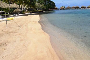 Pour vous relaxer, la petite plage de sable fin vous attend