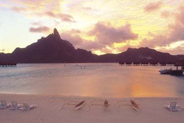 Sublime coucher de soleil sur le mont 'Otemanu'