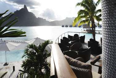 Dlectez-vous d'un dlicieux cocktail maison face au mont 'Otemanu'