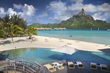 Dtendez-vous au bord de la piscine de l'htel face au lagon et au mont 'Otemanu'