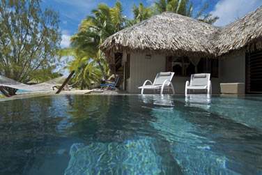 La grande piscine prive de la Villa sur la plage