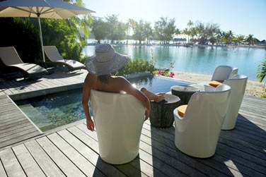 Dtente au bord de la piscine prive de la Villa sur la plage