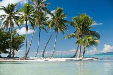 Bord par des lagons cristallins et une belle plage de sable blanc...
