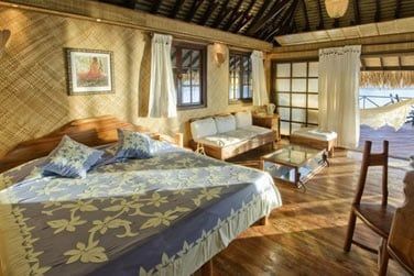 la chambre et sa table aquarium pour observer la vie marine sous votre bungalow...