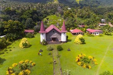 Suivez-les vers des sites enfouis.