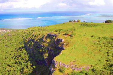 La rgion arbore de fabuleuses montagnes et dinfinies valles entoures dun lagon turquoise et chaud