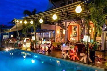 Situ au bord de la piscine