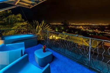 Admirez la vue sur Fort de France en soire