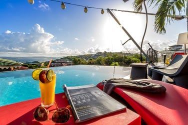 Dtendez-vous au bord de la piscine