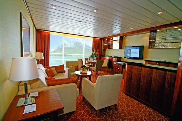 Suite Armateur OS 7002
 Cabine 42m2 + Vranda de 7m2
 Baignoire et douche spares + Dressing + Service de Majordome