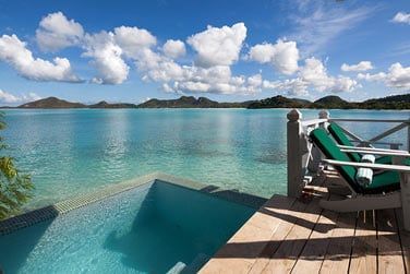 La vue sublime depuis la piscine du Cottage Deluxe avec piscine