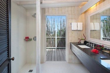 Salle de bain de la Cottage Deluxe avec piscine