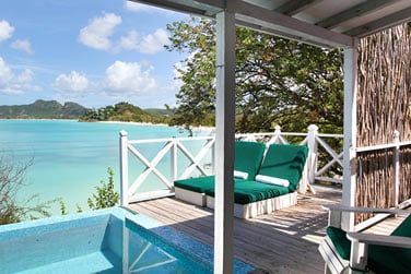 Gotez au plaisir d'un vivifiant bain de soleil au bord de votre piscine prive