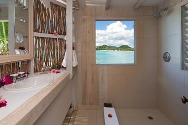 Salle de bain avec vue sur la mer