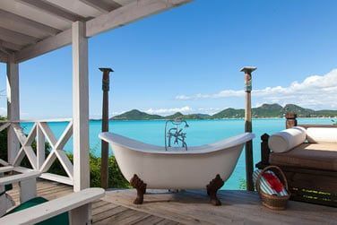 Baignoire sur pied, sur le balcon de la Chattel House Suite