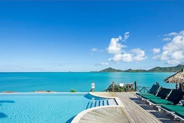 Savourez un bon bain de soleil au bord de la piscine principale Infinity