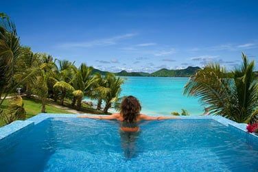 Profitez de votre piscine prive face  ce dcor divin...