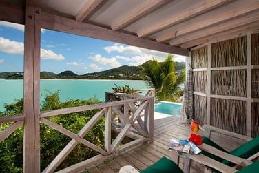 Savourez un dlicieux cocktail au bord de votre piscine prive...