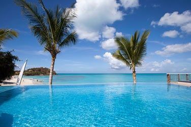 La piscine se fondant avec le bleu cristallin de la mer...