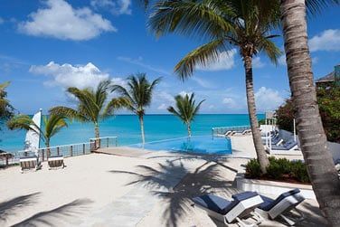 Seconde piscine Infinity  juste quelques mtres de la sublime plage Ffreyes