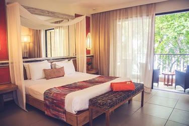 Les chambres Deluxe sont dcores dans des tons chaleureux  l'image de cette Afrique si fascinante.